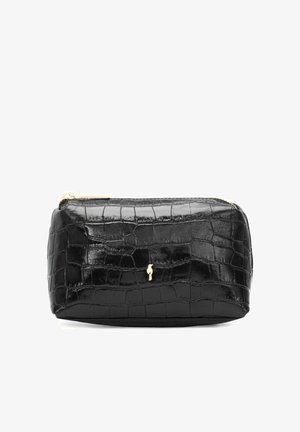 Czarna prostokątna saszetka na zamek z błyszczącą fakturą imitującą krokodyla oraz małym złotym emblematem ptaka na przedzie.