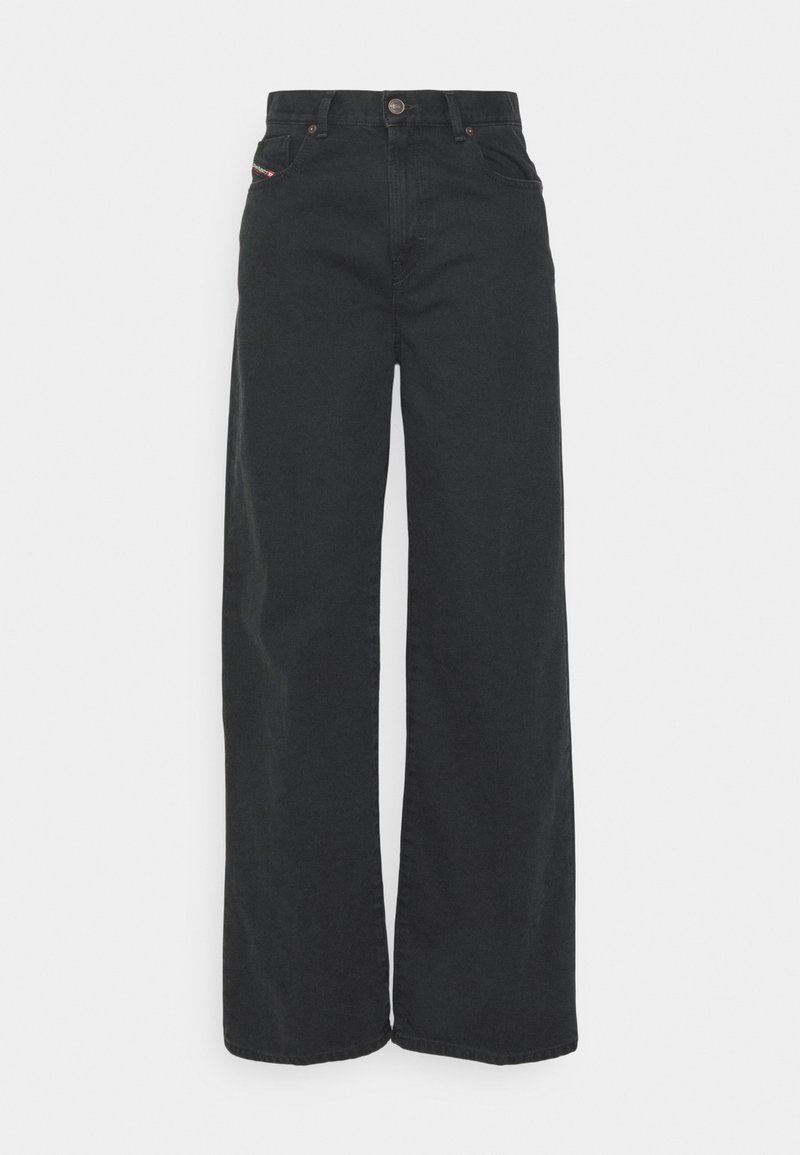 Schwarze hochgeschnittene Weitbeinjeans mit vorderem Knopf und Reißverschluss, zwei frontalen Taschen und dezentem Logodetail auf der rechten Tasche.