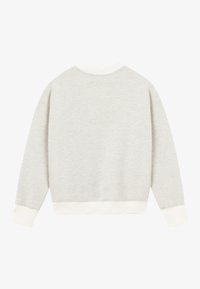 Hellgrauer Hoodie mit langen Ärmeln, geripptem weißen Kragen und Bündchen, glatter Textur und schlichtem Design. Keine Muster oder Grafiken sichtbar.