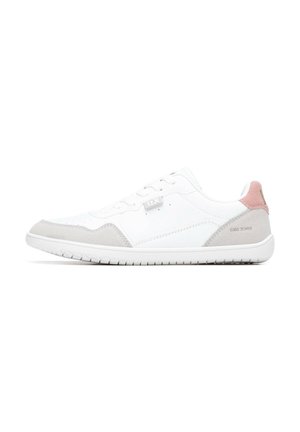 Zapatilla blanca con acentos en gris y rosa, parte superior de cuero liso, suela de goma, punta redonda y diseño minimalista. Cuenta con cinco ojales para los cordones.