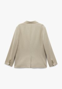 Beige op maat gemaakte blazer met een notch-lapel, lange mouwen en knoopmanchetten; gladde textuurstof met een enkele rugventilatie.