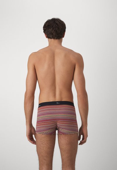Boxers pour hommes avec un motif rayé rouge, jaune et bleu, dotés d'une ceinture noire et d'un détail de logo.
