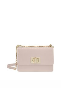 Borsa a tracolla in pelle rosa chiaro con finitura testurizzata, tracolla a catena dorata e chiusura magnetica rettangolare sul davanti.