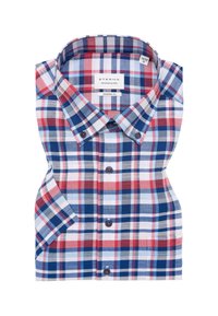 Camicia a quadri blu, rossa e bianca. Presenta un colletto all'inglese, chiusura con bottoni, maniche corte e una vestibilità moderna. Realizzata in tessuto leggero.