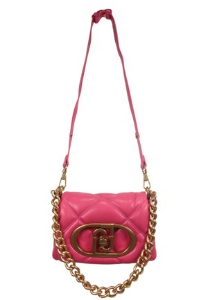Bolso de mano de cuero rosa acolchado con una correa de cadena dorada y un gran broche de logotipo dorado. Presenta una textura suave y un diseño compacto.