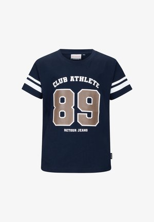 Navyblauw T-shirt met korte mouwen en witte strepen op de mouwen, met de tekst "CLUB ATHLETE 89" en "RETOUR JEANS" op de voorkant.