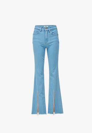 Jeans de campana azul claro con una cintura alta, que cuentan con aberturas en la parte inferior de los dobladillos y una textura de denim limpia y suave.