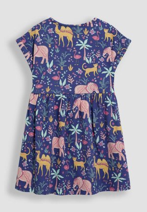 Korte mouwen, marineblauwe katoen jurk met een patroon van kamelen, flamingo's, olifanten en tropische planten in levendig roze, geel en groen.