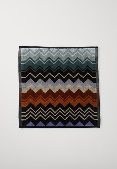 Textil cu model zigzag colorat, prezentând nuanțe de teal, albastru, negru, portocaliu și bej; țesătură texturată cu dungi orizontale distincte.
