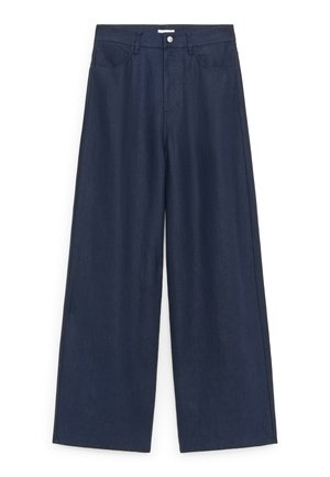 Traperice tamnoplave boje s gumbom i patentnim zatvaračem sprijeda, s petljama za remen i prednjim džepovima.