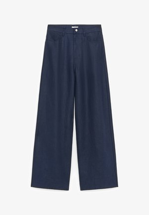 Traperice tamnoplave boje s gumbom i patentnim zatvaračem sprijeda, s petljama za remen i prednjim džepovima.