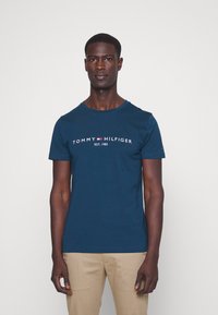 Tommy Hilfiger TOMMY LOGO TEE - T-shirt estampada - dark lakeside