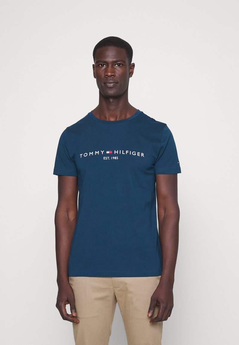 Tommy Hilfiger TOMMY LOGO TEE - T-shirt estampada - dark lakeside