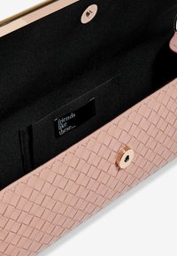 Szőtt rózsaszín bőr clutch, arany snap záródással és fekete belső térrel, amelyen a "barátok, mint ezek" felirat található. Sima textúra.