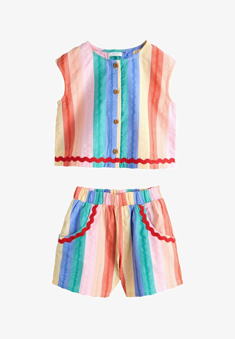 Ensemble composé d'un crop top sans manches à boutons et d'un short à taille élastique, avec des rayures verticales multicolores arc-en-ciel et une bordure rouge ondulée sur les poches et l'ourlet.