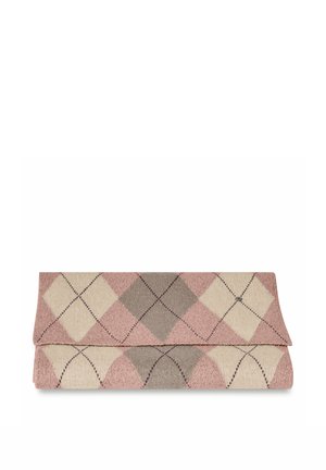 Opgevouwen gebreide deken met een roze, beige en grijs ruitpatroon op een witte achtergrond.