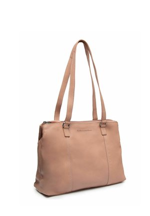 Sac à main en cuir beige avec deux longues bandoulières, une fermeture éclair sur le dessus et des coutures verticales discrètes.