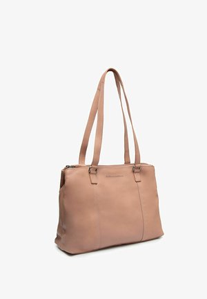 Bolso de mano de cuero beige con dos largas correas para el hombro, cierre superior con cremallera y sutiles costuras verticales.