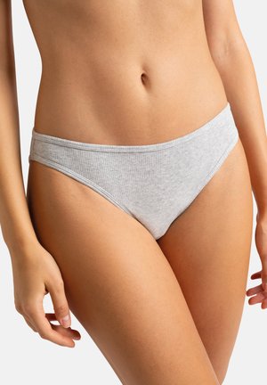Bas de bikini gris à côtes, au design taille haute, avec une ceinture élastique douce, présentant une texture lisse et des détails de couture minimaux.