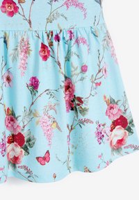 Robe fleurie bleu clair avec ourlet à volants, ornée de roses roses vives, de lilas, de feuilles vertes et d'un motif papillon sur toute la surface du tissu.