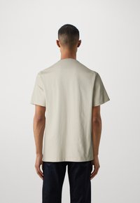 Guess SS CN PATCH - T-shirts - dreamy moon
