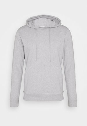 Lysegrå pullover-hoodie med lange ærmer, frontlomme med kængurulomme og snøre i hætten, vist på ensfarvet baggrund.