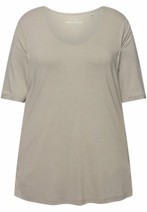 T-shirt gris à manches courtes avec un col rond. Fabriqué en tissu doux, il présente une coupe décontractée et un ourlet droit. Design simple, sans motifs.