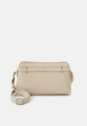 Beige gesteppte Handtasche mit rechteckigem Körper, silberner Hardware und einem abnehmbaren Tragegurt für vielseitige Tragemöglichkeiten.