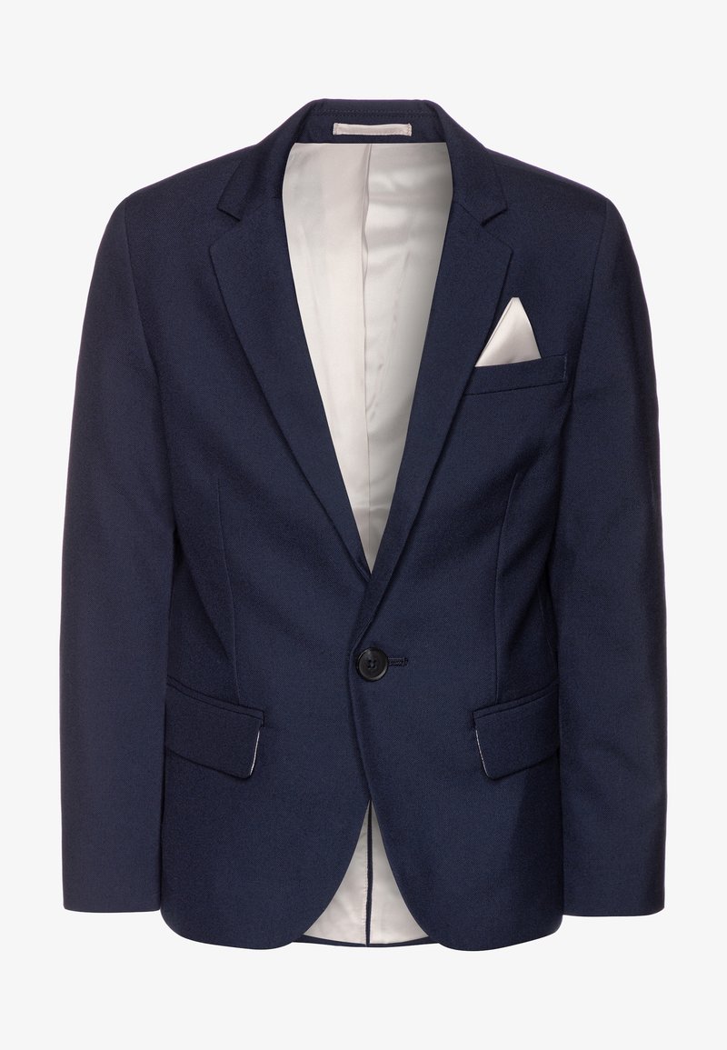 Blazer azul marino en tela texturizada, cierre de un solo botón, dos bolsillos delanteros y forro interno blanco con un pañuelo en el bolsillo.