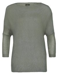 Top de punto suave de manga larga en verde apagado, con un corte holgado, escote ancho y textura de canalé. Etiqueta visible en el escote.