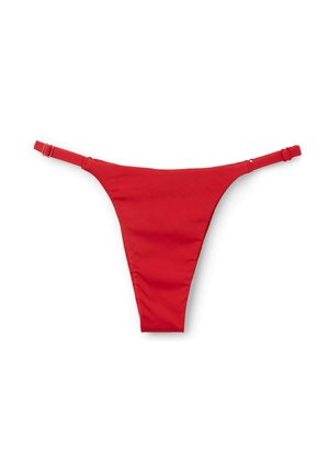 Bañador de bikini rojo con cobertura mínima, que cuenta con tirantes laterales ajustables y una textura suave y elástica.