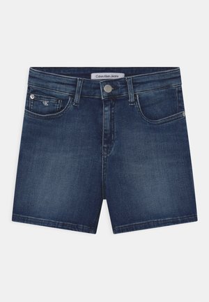 Bermudas de ganga azul escura com corte reto, cinco bolsos e um cós com marca. Fecho de botão metálico e detalhes de desbotamento ligeiro.