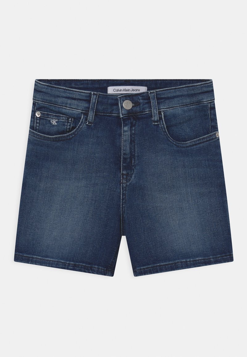 Bermudas de ganga azul escura com corte reto, cinco bolsos e um cós com marca. Fecho de botão metálico e detalhes de desbotamento ligeiro.