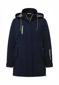 Chaqueta impermeable marina con capucha, acentos en gris claro, bolsillos frontales y bolsillos laterales con cremallera. Textura suave, diseño moderno.