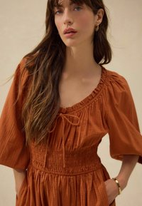 Next REGULAR FIT - BALLOON SLEEVE MIDI  - Jurk - rust brown