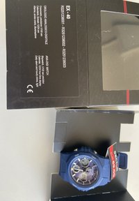 Orologio da polso analogico-digitale blu con cinturino in silicone testurizzato, cassa rotonda e molteplici funzionalità di visualizzazione. Include funzione luce e allarme.