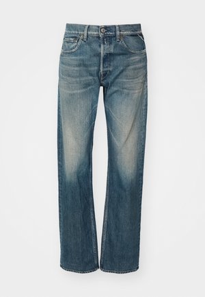 Svetlo modri denim kavbojki s ravnim krojem, ki imajo bledikasto teksturo, pet žepov in gumb zapiranje v pasu.