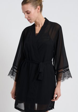 Schwarzer, transparenter Kimono-Roben mit Taschen und dreiviertellangen Spitzeärmeln, einer gebundenen Taille und zarter Spitzendekoration, die ein leichtes und luftiges Design bietet.