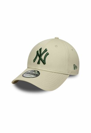 Casquette de baseball beige ajustable avec le logo New York Yankees brodé en vert foncé à l'avant et le logo New Era sur le côté.