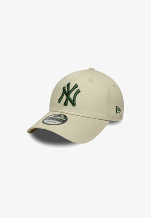 Beige verstellbare Baseballkappe mit dunkelgrünem, auf der Vorderseite gesticktem New York Yankees-Logo und New Era-Logo an der Seite.