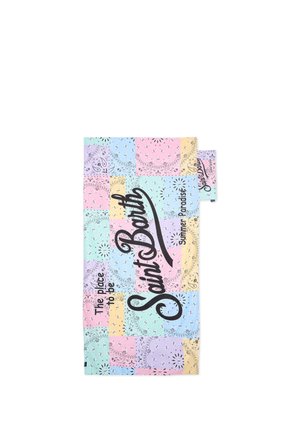 Kolorowy patchworkowy ręcznik z pastelowymi wzorami bandany w odcieniach różu, błękitu, żółci i zieleni oraz czarnym napisem "Saint Barth" i "The place to be."