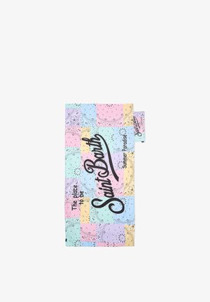 Kolorowy patchworkowy ręcznik z pastelowymi wzorami bandany w odcieniach różu, błękitu, żółci i zieleni oraz czarnym napisem "Saint Barth" i "The place to be."