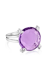 Srebrny pierścionek z dużym, okrągłym, fasetowanym purpurowym kamieniem, zabezpieczonym przez cztery kwiatowe łapy; gładka, polerowana obrączka o podwójnym szynie.