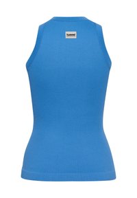 Blå ribbet tanktop med tætsiddende design, rund halsudskæring og mærketag bagpå, lavet af et strækbart stof.