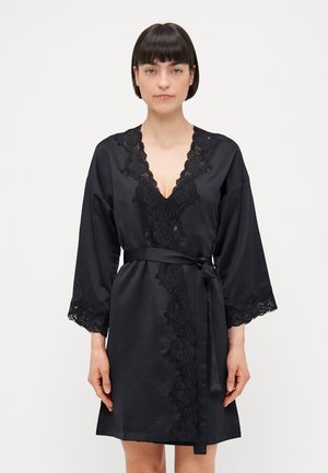Accappatoio di raso nero con maniche lunghe, caratterizzato da un collo a V adornato con pizzo floreale e una cintura abbinata da annodare. Dettagli in pizzo ai polsini.