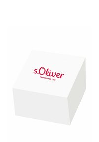 Witte rechthoekige doos met een gladde oppervlakte. Bevat rode tekst "s.Oliver" en "FASHION FOR LIFE" in een eenvoudig lettertype op de deksel.