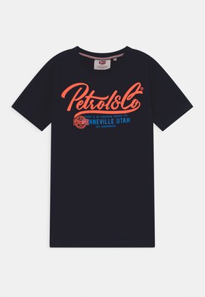 Sort kortærmet t-shirt med rød "Petrol&Co" tekst og blå "Bonneville Utah No Barriers" tekst på forsiden.