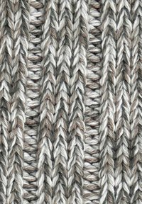 Tessuto lavorato a maglia texturizzato in tonalità di grigio, beige e bianco sporco, caratterizzato da un motivo a coste con linee verticali prominenti e variazioni nello spessore del filato.