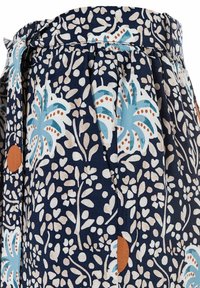Marineblauer Rock aus Stoff mit Falten, der ein florales Muster in Hellblau, Creme und Rosttönen aufweist, akzentuiert durch runde Motive.