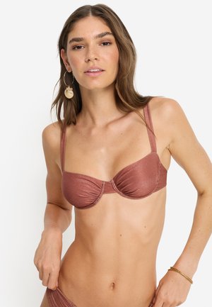 Τοπ μπικίνι σε ροζ μεταλλικό ύφασμα, με σούρα, λεπτές ρυθμιζόμενες τιράντες και δομημένη ενίσχυση με μπανέλα για στήριξη.